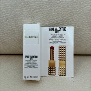 VALENTINO TRAVEL SIZE SPIKE VALENTINOMATTE COUTURE IN A LIPSTICK